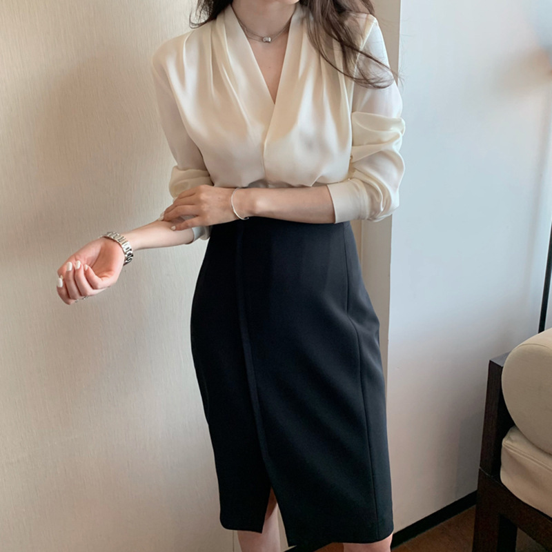 V-Neck Satin Sunscreen Shirt Women's Autumn 2025 New Shirt French Design Niche Silk Top V-Neck Satin Sunscreen Shirt Women's Autumn 2025 New Shirt French Design Niche Silk Top