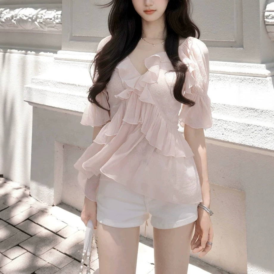 famouswa's new summer style heavy-duty ruffled chiffon top with lace trim exudes a gentle and elegant charm.