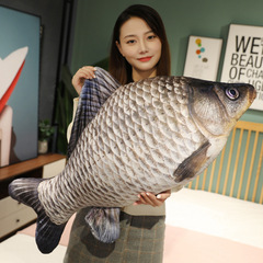 模造魚抱枕ぬいぐるみ鯉人形フナが枕を抱いて寝ています。
