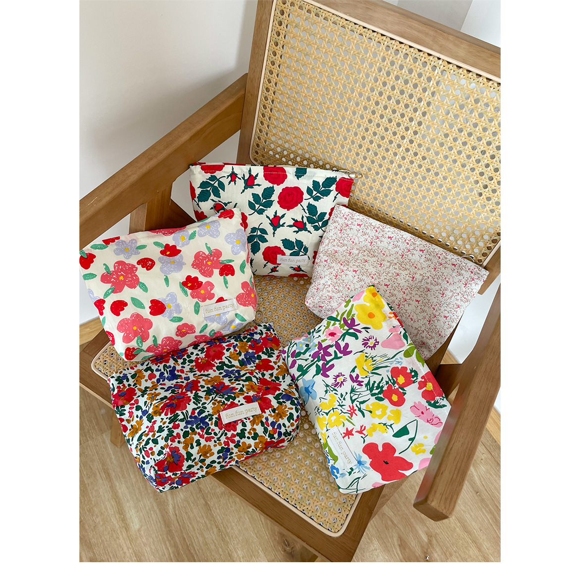 50g Weight Zipper Closure Type / Strap Type Cosmetic Bag Bags Type Classic Style Ditsy Floral Cloth Square Makeup Bags
