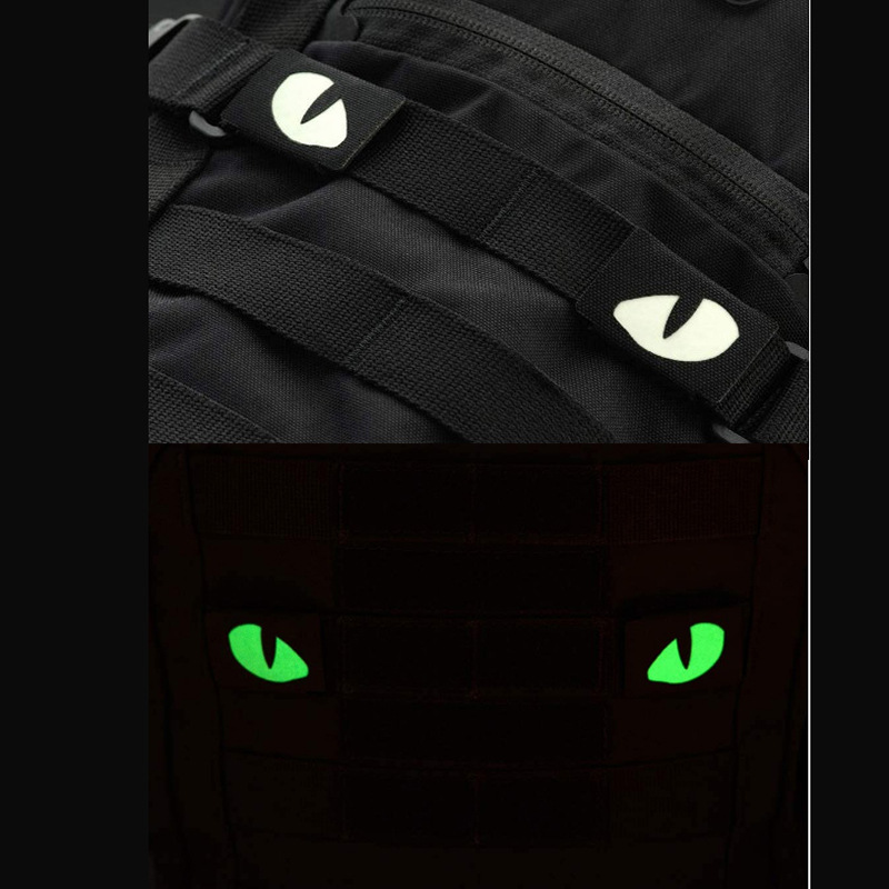 Creativo suministro personalizado gato ojo luminoso moral sello al aire libre militar fan mochila sello pequeño diablo militar MOLLE colgante