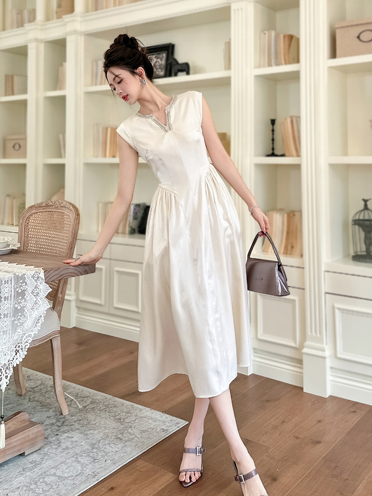 Đầm chữ A nữ tay sát nách cổ V đính đá lấp lánh eo thắt — mơ