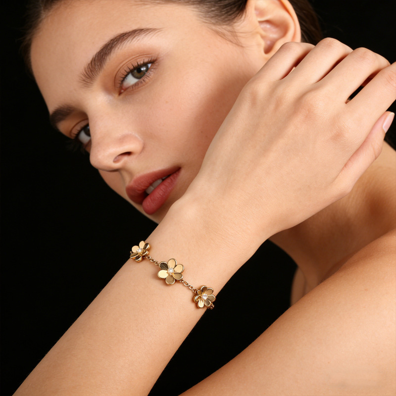 Hot-Selling Foreign Trade Live-Stream Supply Zircon High-Quality Bracelet, Niche Clover Six-Petal Flower Light Luxury High-End Bracelet
