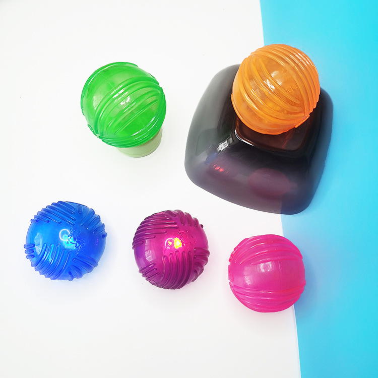 Fábrica en stock al por mayor para mascotas Bola de juguete TPR dientes molares resistentes a los mordiscos limpieza interactiva luminosa bola elástica perro juguete