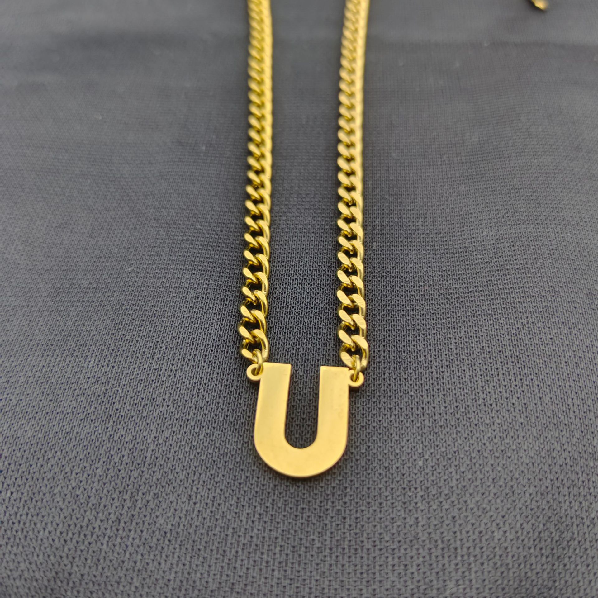 Collar de cadena cubana de acero inoxidable estilo hip-hop con apellidos europeos y americanos, colgante de letra mayúscula de oro de 18K con 26 letras.