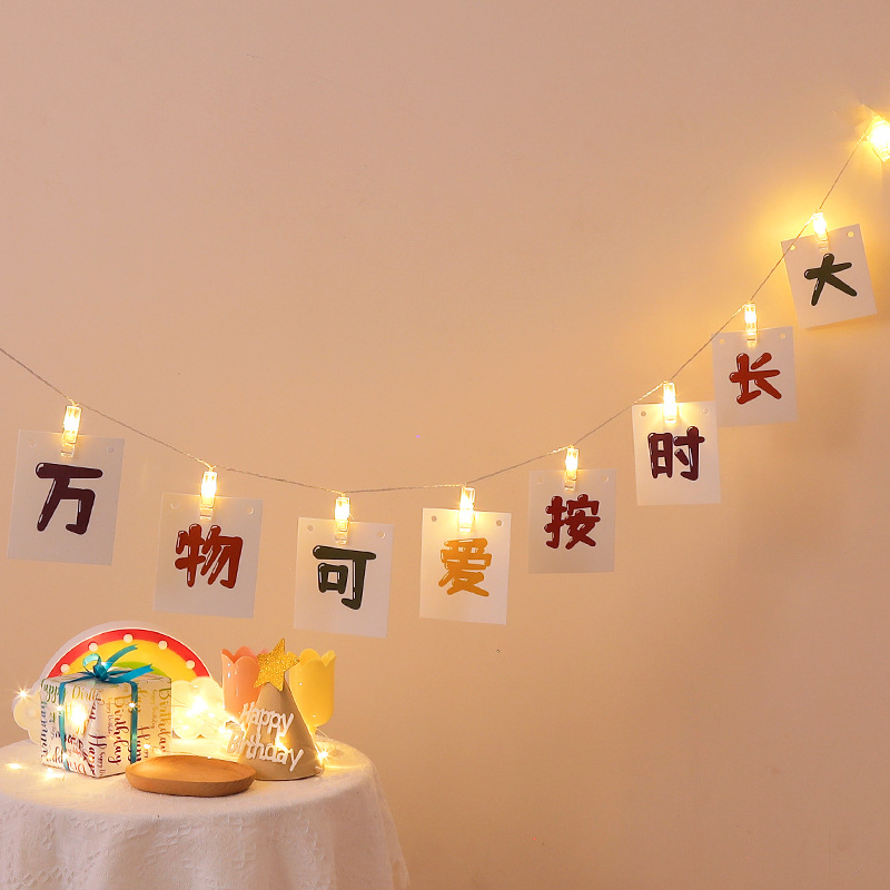 Dekorationen für den ersten Kindergeburtstag: Leuchtclips, Lichterketten, Hintergrundbanner, Überraschungsszene_voghion.com