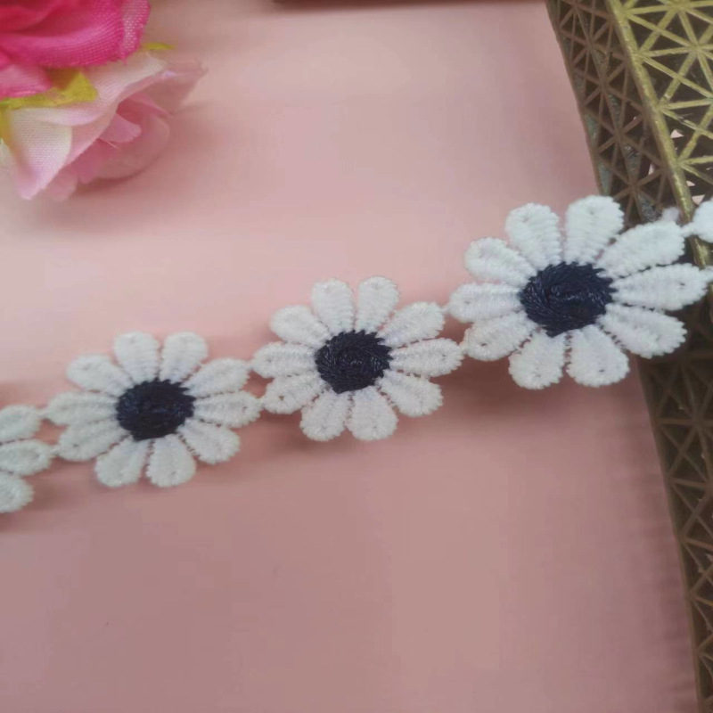 Fabricante de suministro directo de 2.5CM pequeña margarita agua bordada encaje de seda de leche de color encaje accesorios de ropa