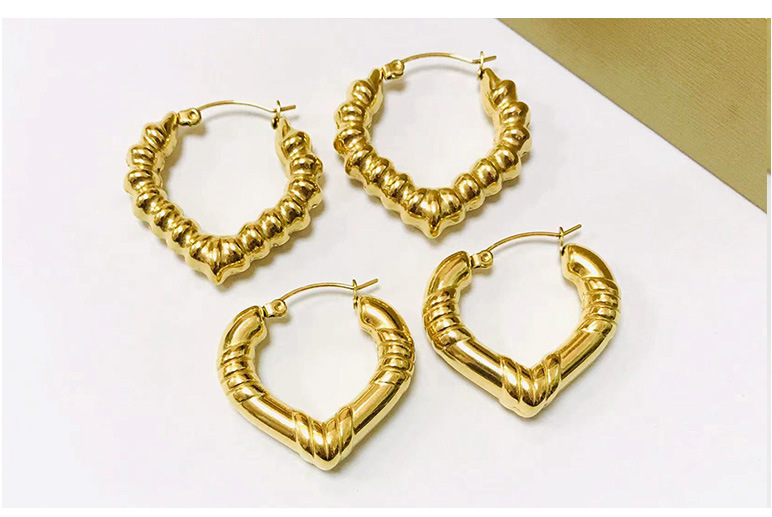 Retro Heart Shape Stainless Steel Gold Plated Earrings 1 Pair