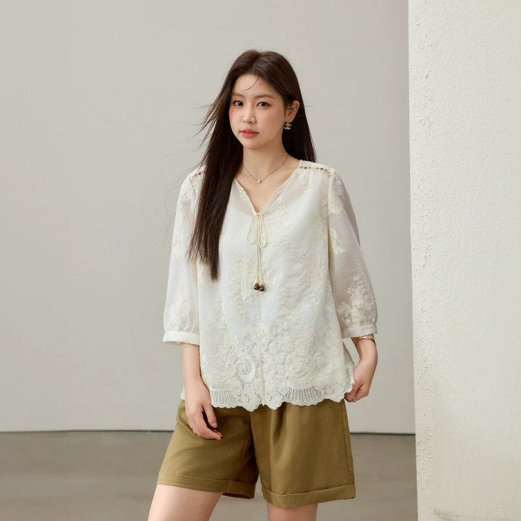 [Nanfa Holiday] Кружевная рубашка с v-образным вырезом и вышивкой в ​​этническом стиле, тонкая и эффектная женская рубашка больших размеров, летний новый стиль