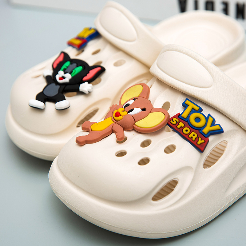 Nuevos zapatos con agujeros para niños, zapatos, zapatos de playa desmontables para niños pequeños y medianos, accesorios de dibujos animados, arrastre para niños y niñas