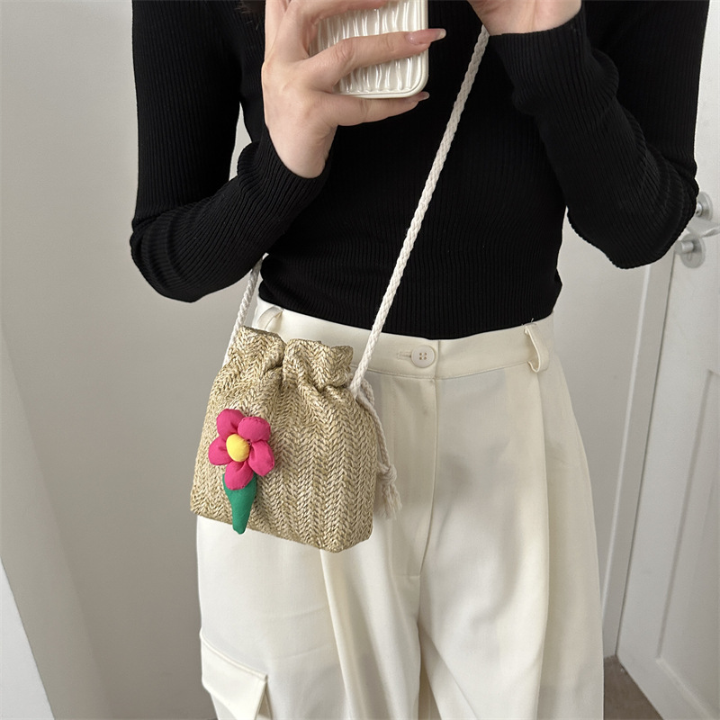 Fresco estilo occidental flor tejida estilo occidental pequeña bolsa para las mujeres 2023 verano nuevo hombro mensajero bolsa cubo bolsa moda