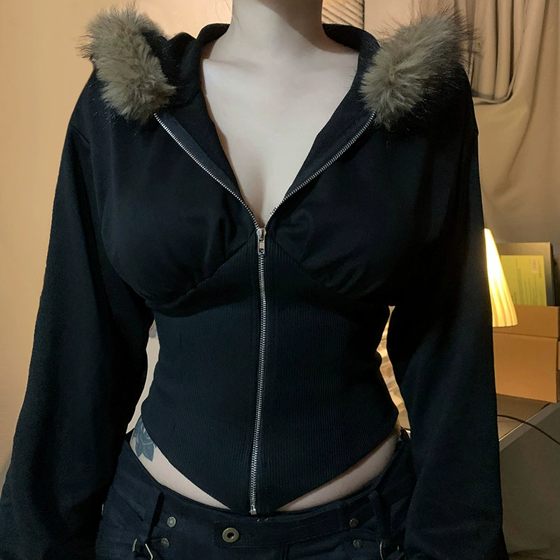 Американская горячая девушка с волосатым воротником с капюшоном