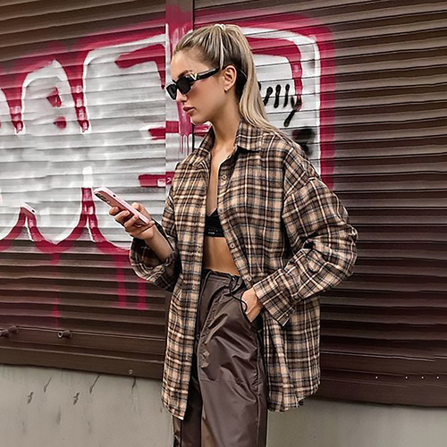 European-style spring retro plaid shirt for women, mid-length design with a stylish base layer, loose-fitting plaid shirt.