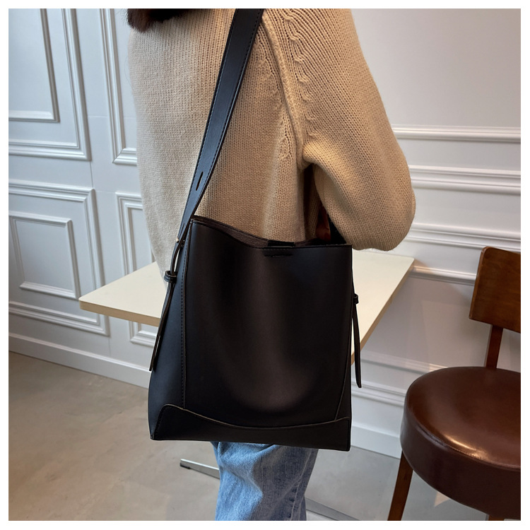 Bucket Bag Autumn Soft Leather Large-capacity Bag 2021 New Work Commute Shoulder Messenger Bag display picture 7