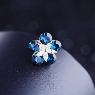 Korean Style Diamond-encrusted Fashion Flower Small Collar Pin Simple Creative Anti-running Light Buckle Cute Elegant Clothing Accessories Corsage for Women