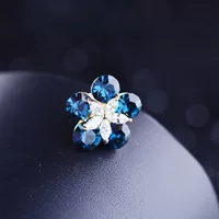 Модная маленькая булавка для воротника в Корейском стиле с инкрустированным бриллиантами цветком, простая креативная световая пряжка с защитой от бега, милые элегантные аксессуары для одежды, корсаж для женщин