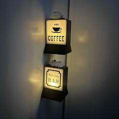 アメリカ式コーヒー店coffee冷蔵庫に磁気吸引コーヒーランプを貼って発光夜灯ABS装飾品を飾る