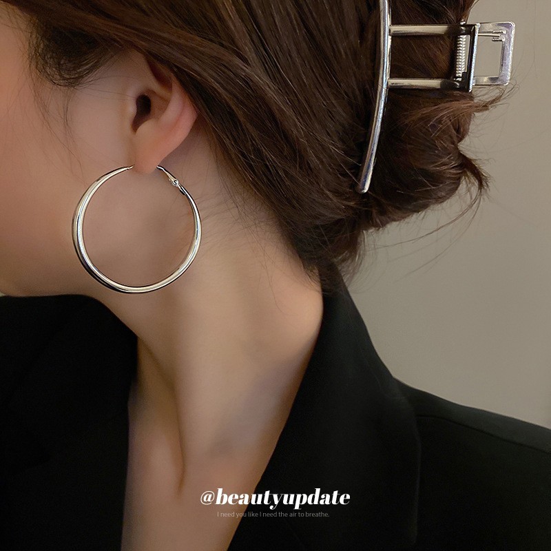 Pendientes ovalados simples de aguja de plata Pendientes de tendencia de personalidad transfronteriza europea y americana Pendientes de diseño de todo fósforo de nicho al por mayor