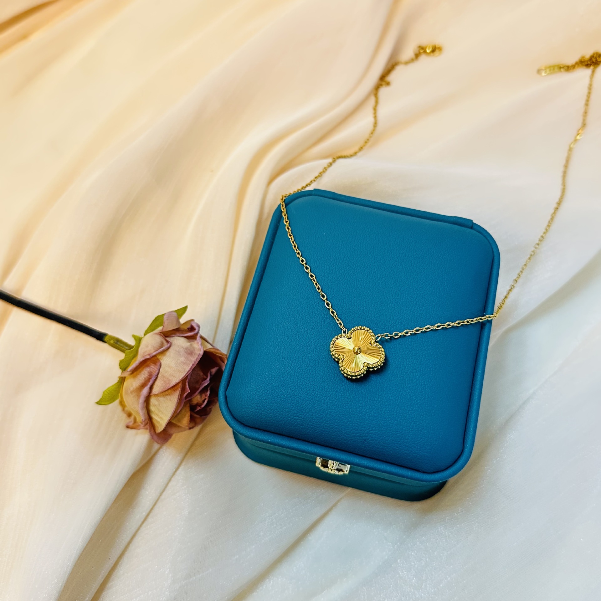 镭射贴片气质四叶花锁骨链双面女2025年高级感设计幸运草项链轻奢