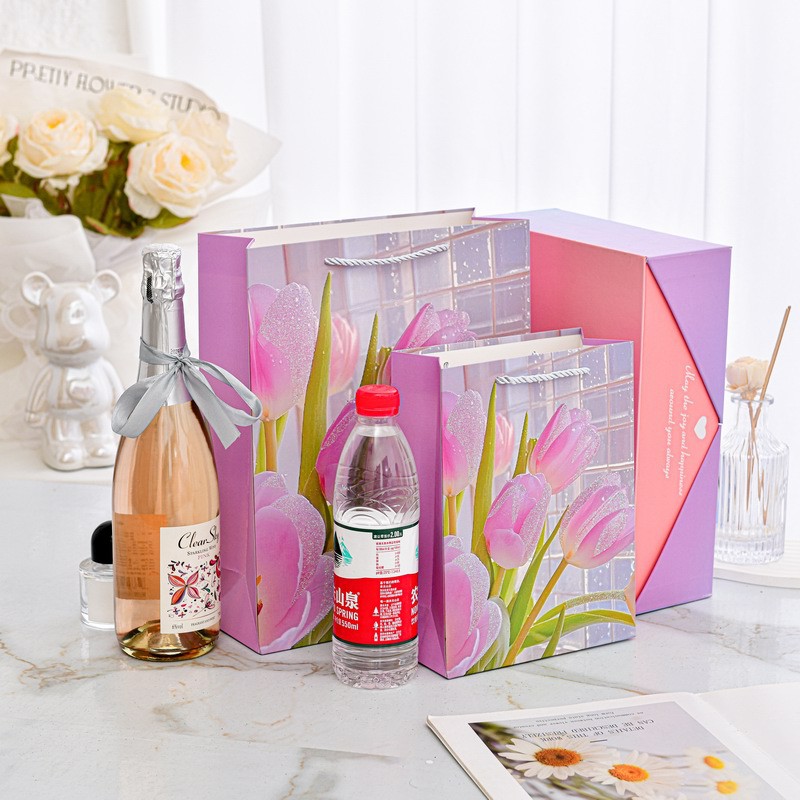 Bolsa de regalo de tulipán rosa, embalaje de regalo de mano de tulipán fresco de color, hermosa bolsa de regalo de cumpleaños en polvo
