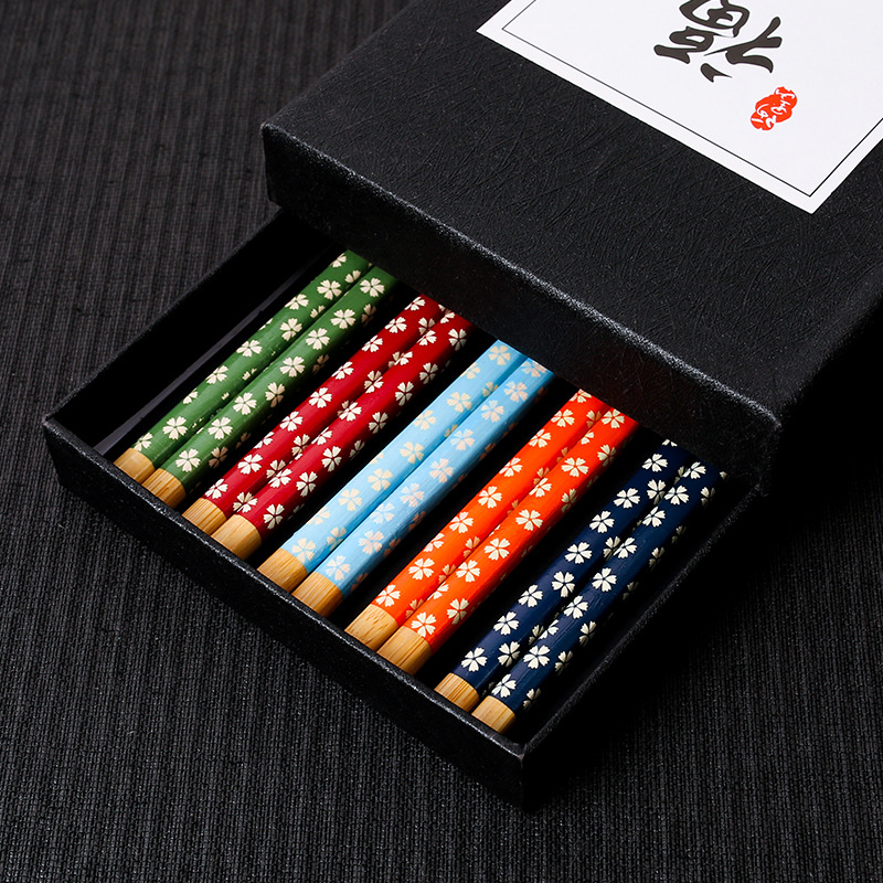 Palillos de bambú al por mayor palillos de bambú puntiagudos japoneses pequeños palillos florales de pescado 5 pares caja de regalo negro en stock palillos de regalo de publicidad