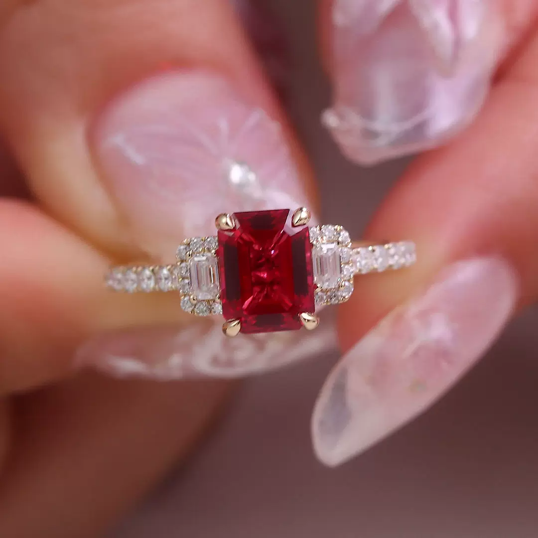 热卖款2克拉培育鸽血红宝石戒指祖母绿切戒指镶嵌莫桑石显白时尚