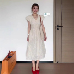 女性のための重工業ドレス夏 2025 新しいフレンチ V ネック刺繍見栄えの良いピンチウエストエレガントな気質ロングスカート