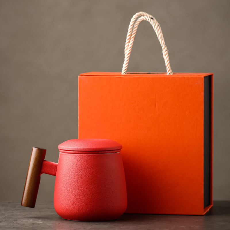 Taza de agua simple de cerámica para hombres, separación de té, taza de oficina de alta gama con tapa, taza de té con filtro especial personal, tallado