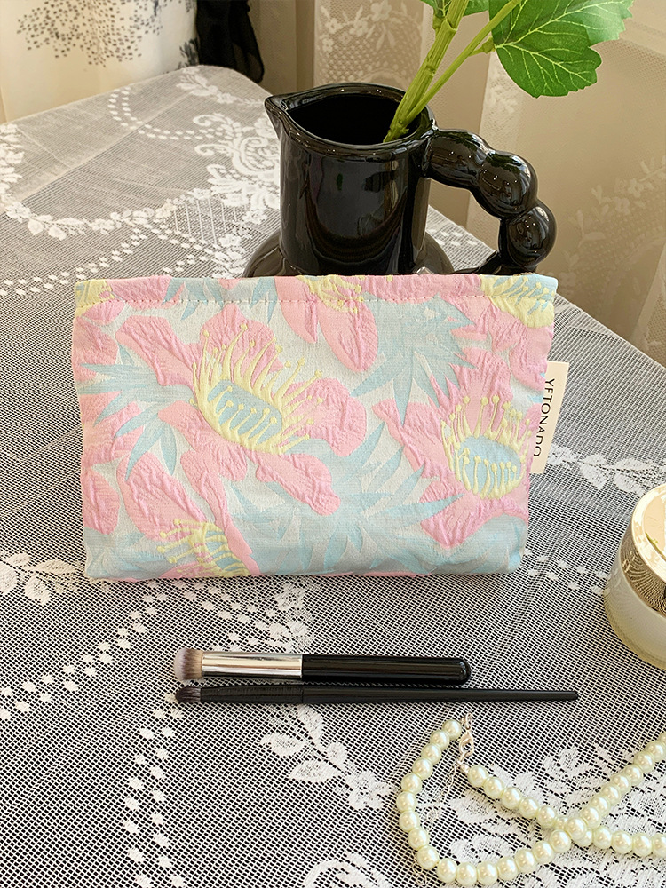 분홍색 꽃과 파란색 잎.