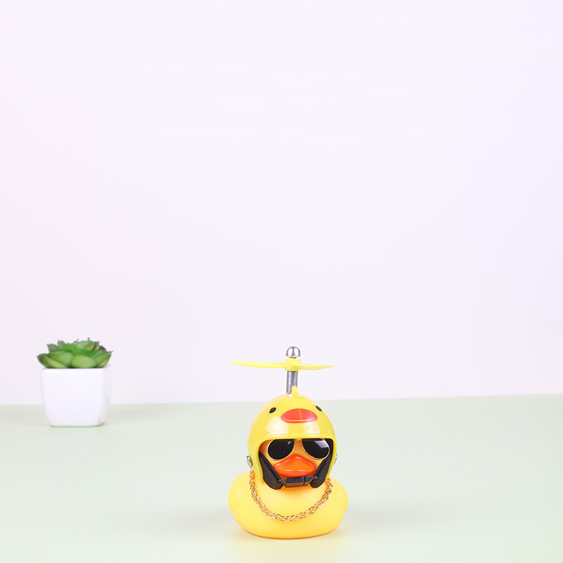 Broken Wind Duck Decoración de coche Adornos Red de coche con casco Tik Duck Little Yellow Duck Car Turbo Duck