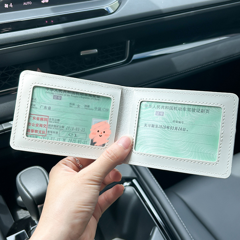 十人の勤め先の個性的な運転免許証の二合一カードの運転免許証の保護カバーの高い顔の値の皮のカバーの女性|undefined