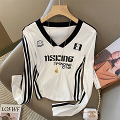 デザイン感はストライプの長袖tシャツの女性秋の新型の小さい大衆のアルファベットのプリントの修身の中で底のvネックの上着を掛けます。
