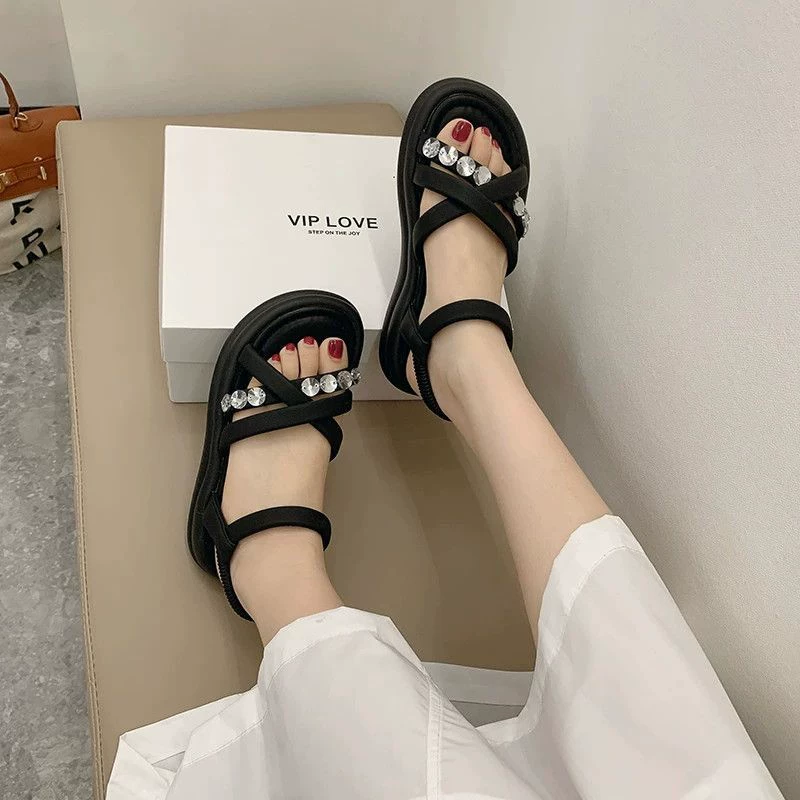 Сандалии женская одежда мода на лето 2025 новая страз чувство босоножки на толстой подошве