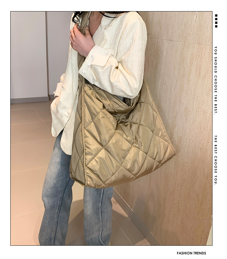 Women's Large Pu Leather Solid Color Lingge Streetwear Square Zipper Shoulder Bag display picture 1