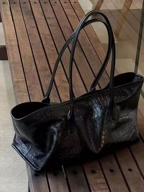2026 Early Autumn Black High-End Crocodile Pattern Large Capacity Tote Bag Versatile Commuting Underarm Shoulder Handbag for Women