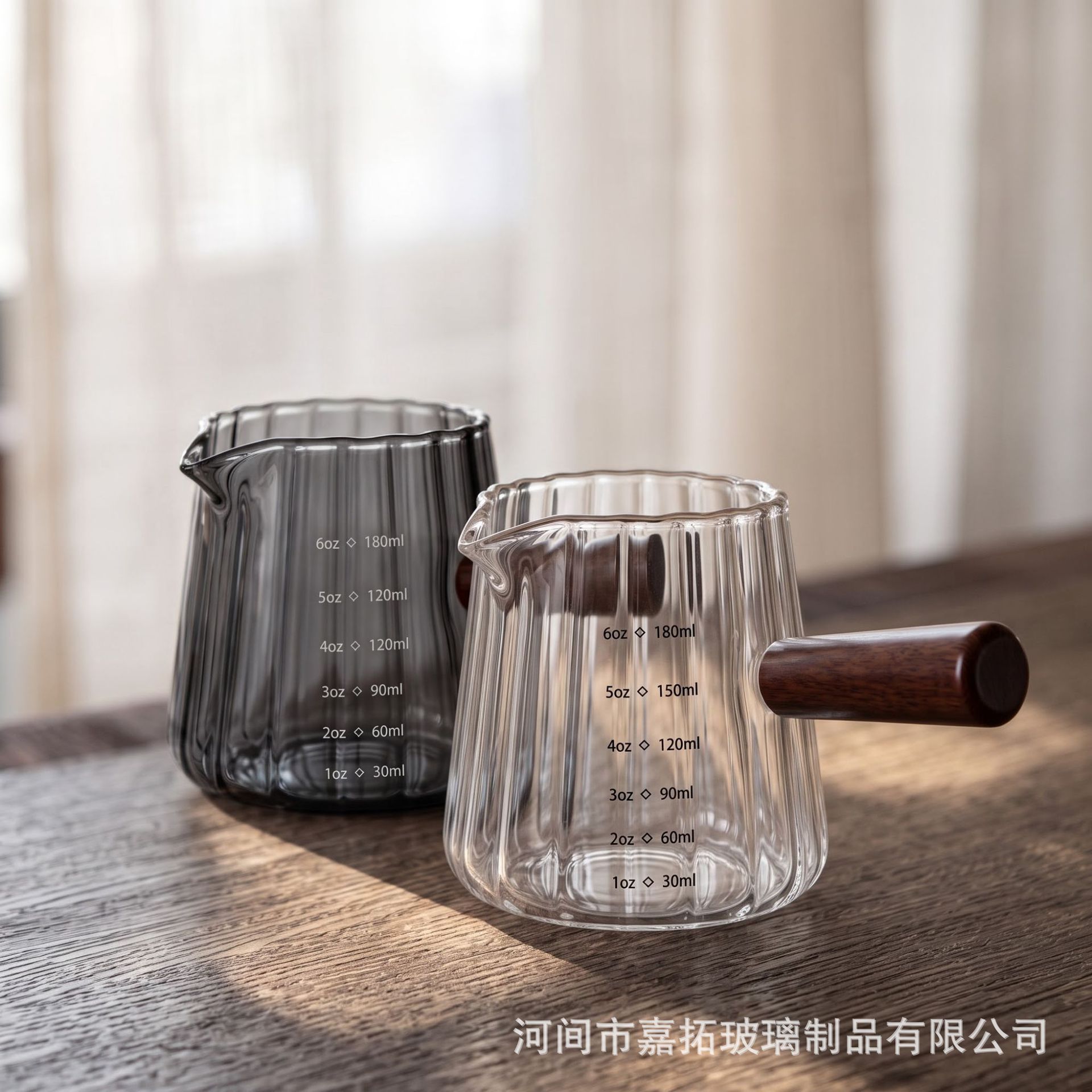 Vertical striped milk and coffee measuring cup, made of high borosilicate glass, with a simple and thickened design, featuring a wooden handle, and is heat-resistant, suitable for household use as a milk container