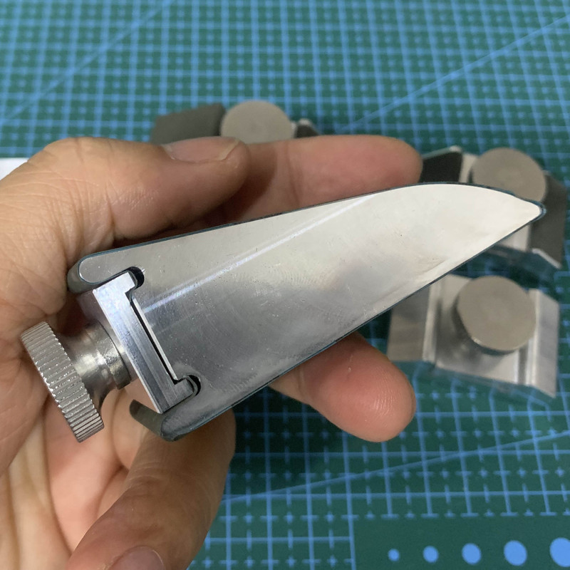皮の縁を磨いてサンドペーパーの棚のケヤキの砂の紙を磨いて手作りのDIY皮革の皮を挟んで封を整えてサンドペーパーの棚を研磨します。|undefined