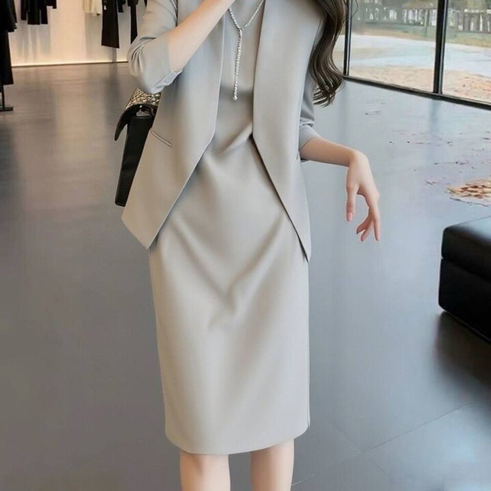 Bộ vest nữ cao cấp gồm áo vest và đầm liền thân hai mảnh, tay lửng, cổ vest, váy midi dáng đứng — Màu xám nhạt