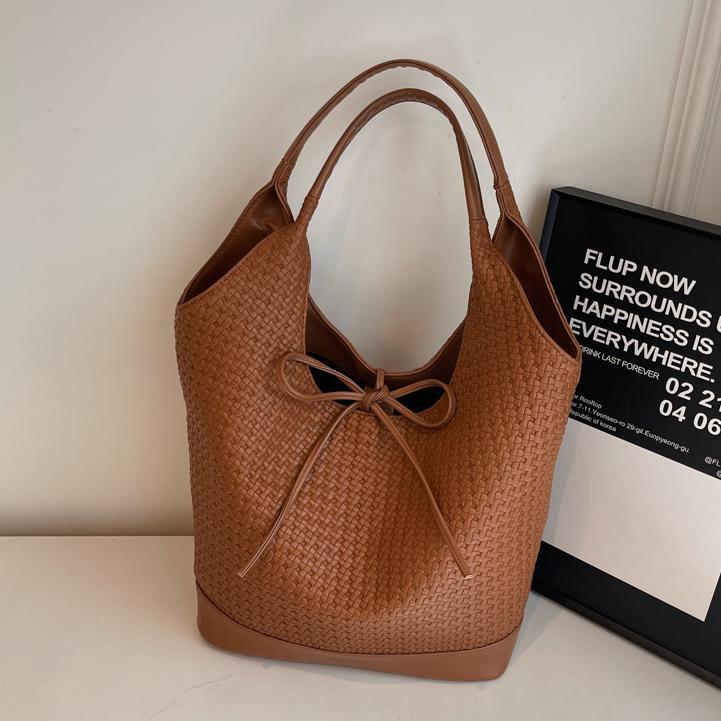 Bolsa de brazo coreana para mujeres 2024 nueva bolsa de hombro de gran capacidad versátil otoño y invierno bolsa de viaje super caliente