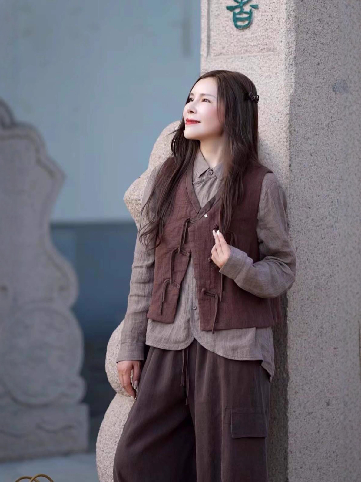 2025 nuevo estilo de otoño estilo nacional de color sólido nuevo estilo chino V collar botón de mujer chaleco chaleco corto image 3