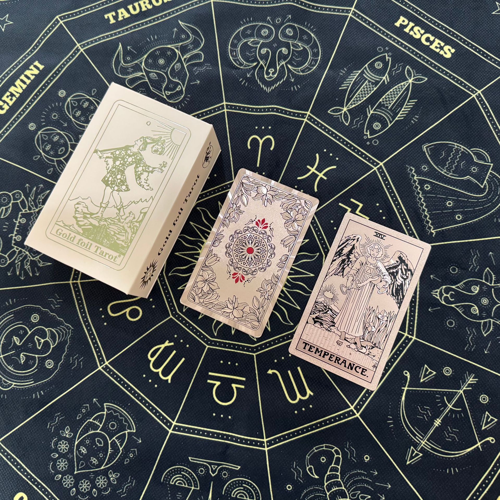 Suministro transfronterizo de lámina de oro Tarjeta de tarot Carlo tarjeta Torre libro tarot impresión en color PVC impermeable manual juego de mesa mantel