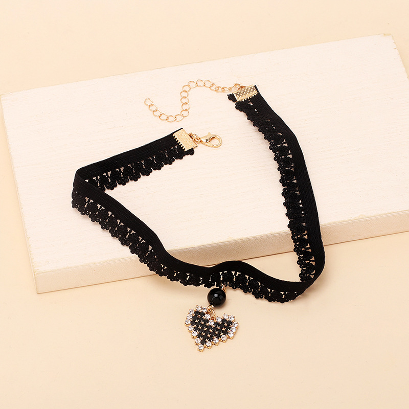 1 Piece Quantity Wedding, Travel Occasion Cute Classic Style Heart Shape Boots Alloy Lace Choker Choker Wholesale