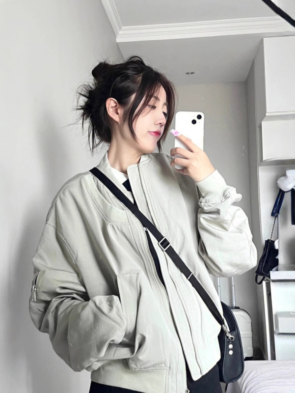 レトロな灰色のアメリカの野球服のコートの女性の秋冬の大きいサイズの太っているmmのゆったりしているのが見えます。|undefined