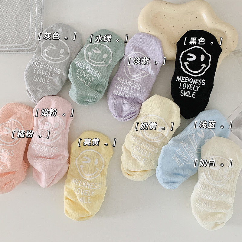 Calcetines del barco de las mujeres calcetines de primavera y verano de silicona antideslizante talón calcetines invisibles cara sonriente estampado en caliente calcetines de corte bajo de las mujeres al por mayor