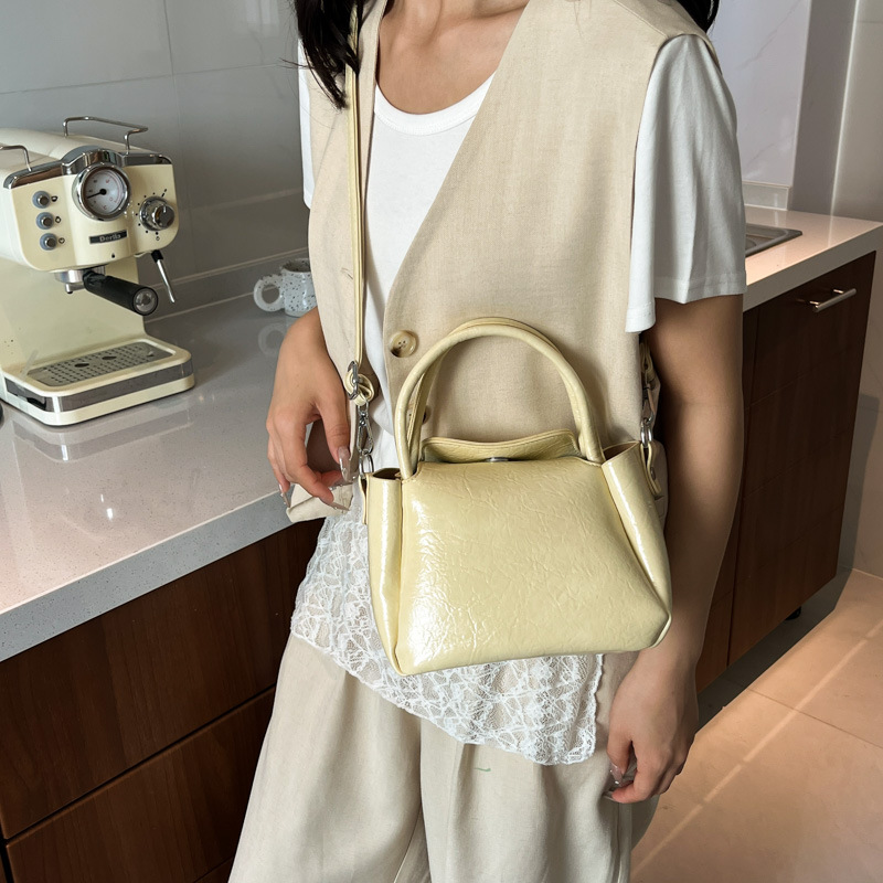 Bolso de alta calidad con textura 2025 verano nuevo estilo bolso femenino bolso de hombro con patrón de agarre fresco bolso de mensajero simple y versátil