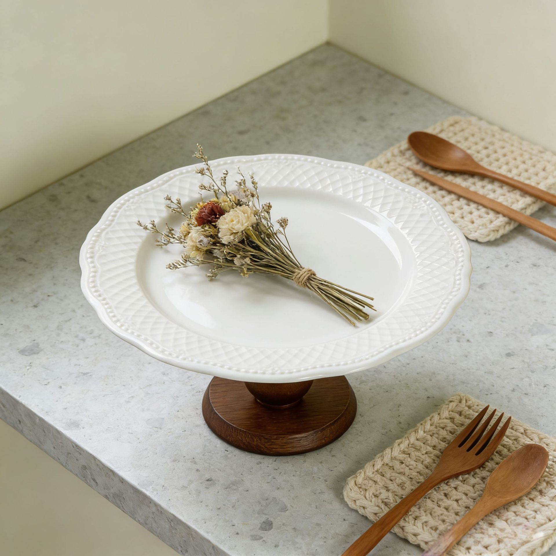 French-Style Lace Ceramic High-Footed Cake Plate, Instagram-Style Round Afternoon Tea Dessert Plate, Exquisite Display Plate