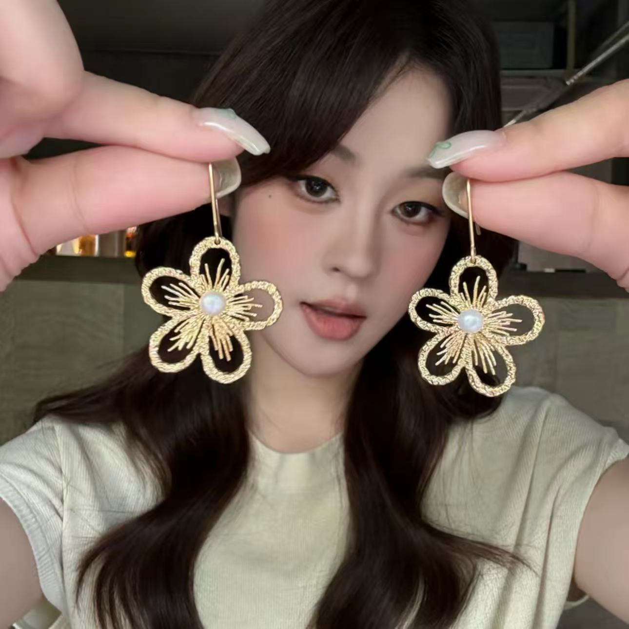 Retro golden elegant universal earrings from pearl