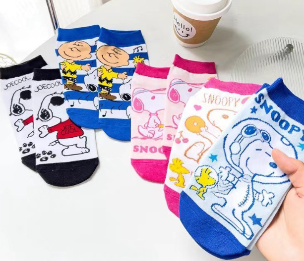 Calcetines de comercio exterior nuevos calcetines lindos de la historieta Calcetines de las mujeres ocasionales coreanas crayón pequeños nuevos calcetines de La Boca baja al por mayor