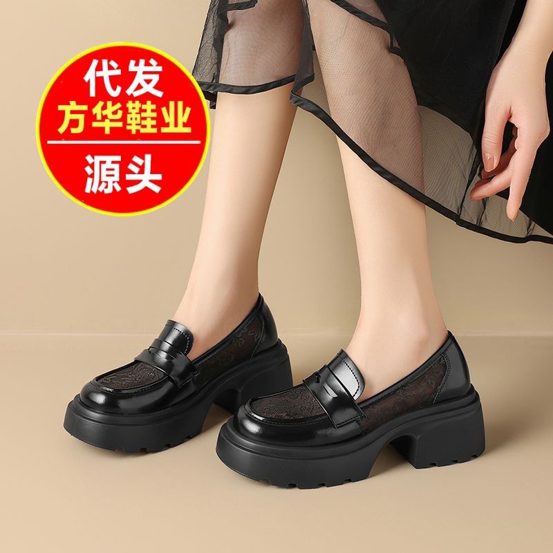 2026 nuevo verano transpirable red de cabeza redonda malla un solo zapato de zapato británico aumento de altura negro versátil zapatos de cuero pequeños