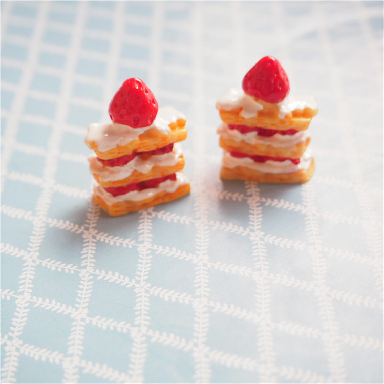 Resina Napoleón Strawberry Cake Food Play Wholesale Dessert House Adornos Food Play Diy Pendientes de gel de crema Accesorios